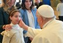 Il Papa: educare i figli con libertà, non accettare programmi contrari ai propri valori